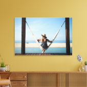 Frau auf einer Hängematte in einem kleinen Hotel Leinwanddruck (Insitu (Wohnzimmer))