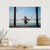 Frau auf einer Hängematte in einem kleinen Hotel Poster (Küche)