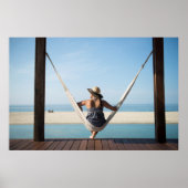 Frau auf einer Hängematte in einem kleinen Hotel Poster (Vorne)