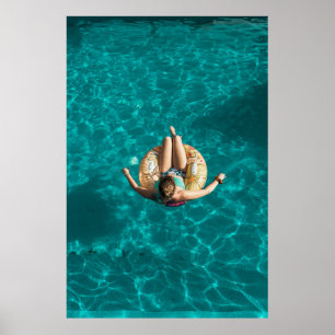 Frau auf gelbem aufblasbarem Floater Poster