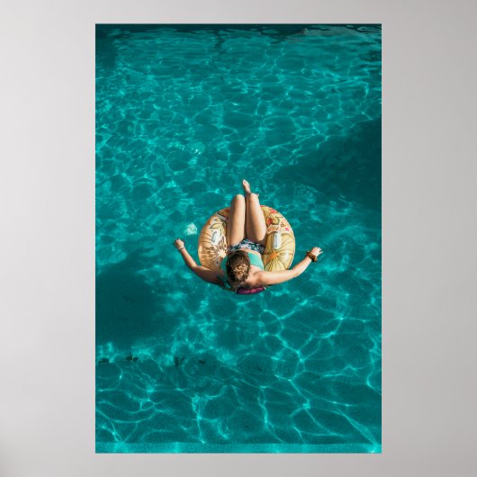 Frau auf gelbem aufblasbarem Floater Poster (Vorne)