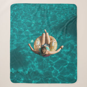 Frau auf gelbem aufblasbarem Floater Sherpadecke