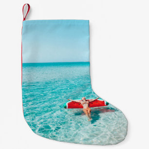 Frau auf Lilo im Meerwasser. Mädchen zum Entspanne Kleiner Weihnachtsstrumpf