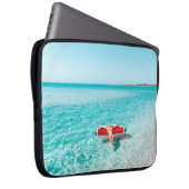 Frau auf Lilo im Meerwasser. Mädchen zum Entspanne Laptopschutzhülle (Vorne Rechts)