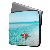 Frau auf Lilo im Meerwasser. Mädchen zum Entspanne Laptopschutzhülle (Vorderseite Links)