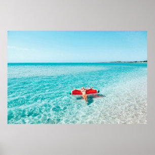 Frau auf Lilo im Meerwasser. Mädchen zum Entspanne Poster