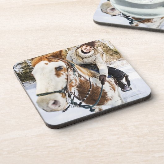 Frau auf Pferd draußen während des Winters Untersetzer (Linke Seite)