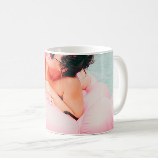 Frau auf rosa aufblasbarem Flamingo im Außenpool Kaffeetasse (VorderseiteRechts)