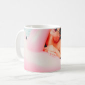 Frau auf rosa aufblasbarem Flamingo im Außenpool Kaffeetasse (Vorderseite Links)