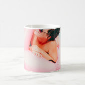 Frau auf rosa aufblasbarem Flamingo im Außenpool Kaffeetasse (Mittel)