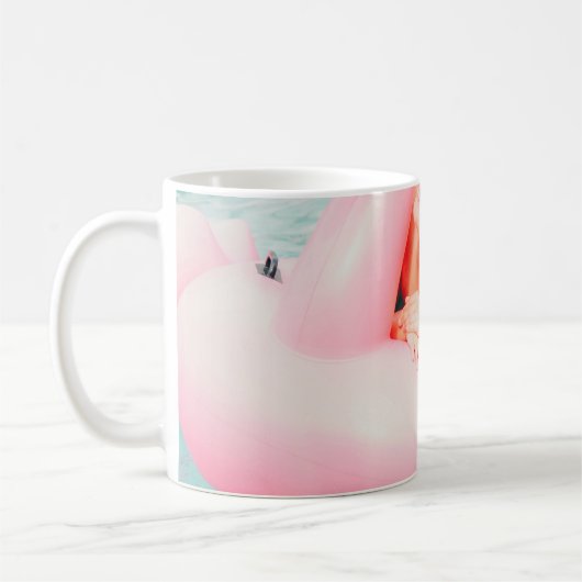 Frau auf rosa aufblasbarem Flamingo im Außenpool Kaffeetasse (Links)