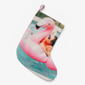 Frau auf rosa aufblasbarem Flamingo im Außenpool Kleiner Weihnachtsstrumpf (Vorderansicht (hängend))