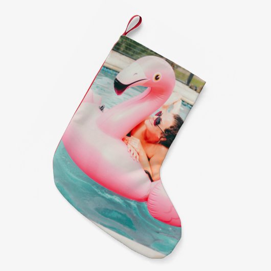 Frau auf rosa aufblasbarem Flamingo im Außenpool Kleiner Weihnachtsstrumpf (Vorderansicht (hängend))