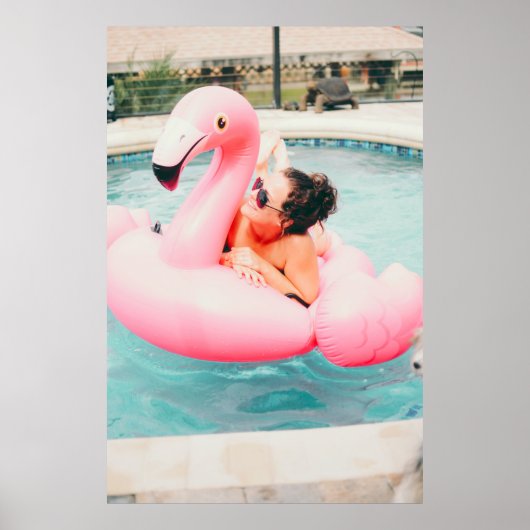Frau auf rosa aufblasbarem Flamingo im Außenpool Poster (Vorne)