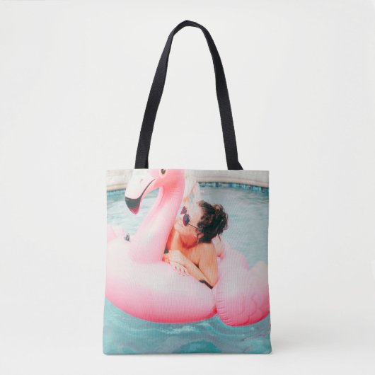 Frau auf rosa aufblasbarem Flamingo im Außenpool Tasche (Vorderseite)