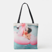 Frau auf rosa aufblasbarem Flamingo im Außenpool Tasche (Rückseite)