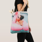 Frau auf rosa aufblasbarem Flamingo im Außenpool Tasche (Von Nahem)