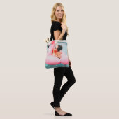 Frau auf rosa aufblasbarem Flamingo im Außenpool Tasche (Am Model)