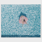 Frau auf rosa Boje, umgeben von einem Wasserkörper Geschenkpapier (Flach)