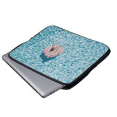 Frau auf rosa Boje, umgeben von einem Wasserkörper Laptopschutzhülle (Vorne Knopf)