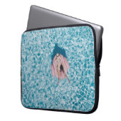 Frau auf rosa Boje, umgeben von einem Wasserkörper Laptopschutzhülle (Vorderseite Links)