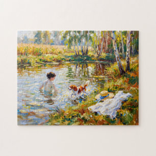 Frau badet im Teich mit Cavalier Spaniel Puzzle