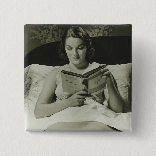 Frau beim Lesen eines Buches Button (Vorderseite)