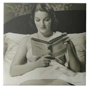 Frau beim Lesen eines Buches Fliese