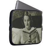 Frau beim Lesen eines Buches Laptopschutzhülle (Vorne Rechts)