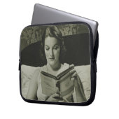 Frau beim Lesen eines Buches Laptopschutzhülle (Vorderseite Links)