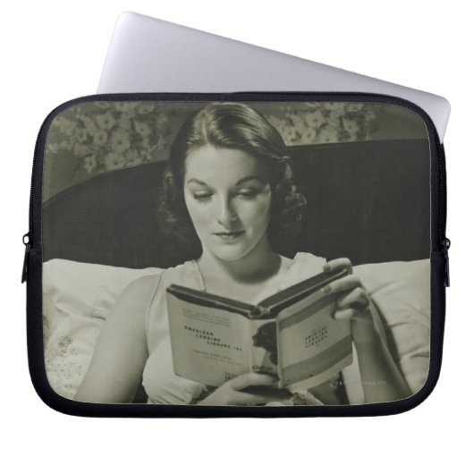 Frau beim Lesen eines Buches Laptopschutzhülle (Vorderseite)