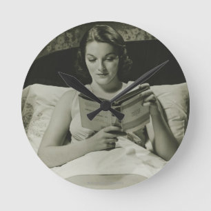 Frau beim Lesen eines Buches Runde Wanduhr
