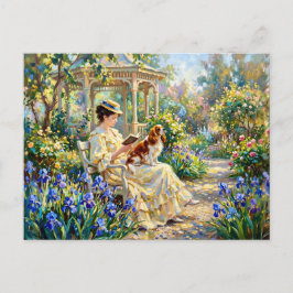 Frau beim Lesen im Garten mit Cavalier Spaniel Postkarte