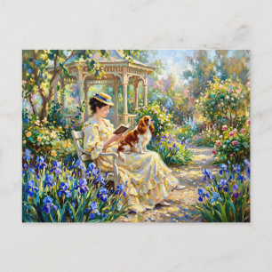 Frau beim Lesen im Garten mit Cavalier Spaniel Postkarte
