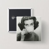 Frau beim Trinken Button (Vorne & Hinten)