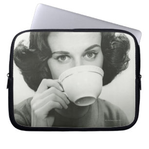 Frau beim Trinken Laptopschutzhülle