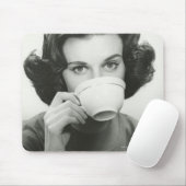 Frau beim Trinken Mousepad (Mit Mouse)