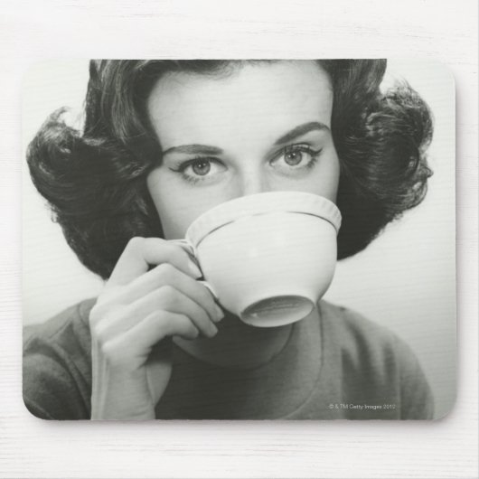 Frau beim Trinken Mousepad (Vorne)