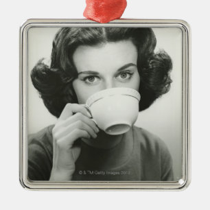 Frau beim Trinken Silbernes Ornament