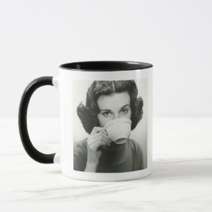 Frau beim Trinken Tasse
