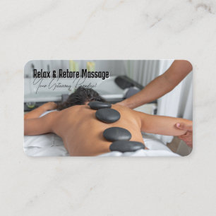 Frau bekommt eine Hot-Stone-Massage im Spa Visitenkarte