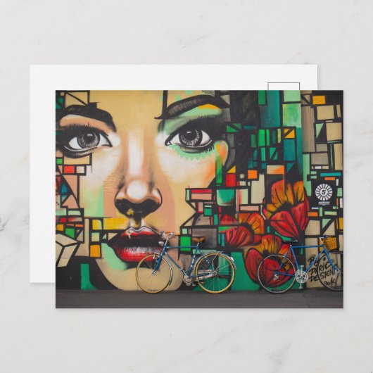 Frau beobachtet Blaue Bikes (Schweiz) Postkarte (Vorne/Hinten)