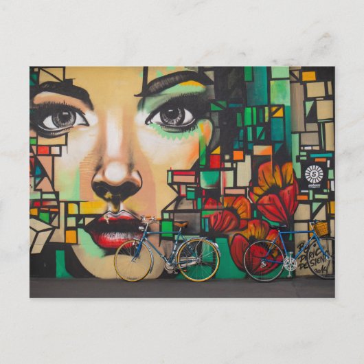 Frau beobachtet Blaue Bikes (Schweiz) Postkarte (Vorderseite)