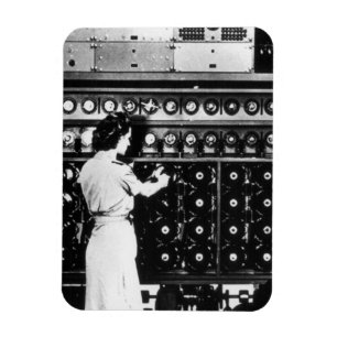 Frau betreibt eine Dekodierungs-Maschine Magnet