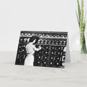 Frau betreibt eine Entschlüsselungsmaschine Karte