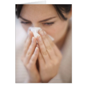 Frau bläst ihre Nase.