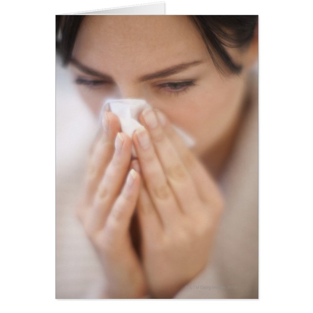 Frau bläst ihre Nase. (Vorne)