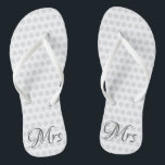 Frau Bridal Elegant Wedding Day Womens White Badesandalen<br><div class="desc">Frau Bridal Elegant Wedding Day Womens White Flip Flops Gehen Sie bequem und stilvoll, nachdem Sie sagen "I do" an Ihrem großen Tag! Wechseln Sie in ein Paar von trendigen eleganten weißen Flip Flops mit dünnen Tongriemen und "Mrs." in grauem Drehbuch und hellgrauen Polka Punkte gemustert auf jedem Schuh. Passen...</div>
