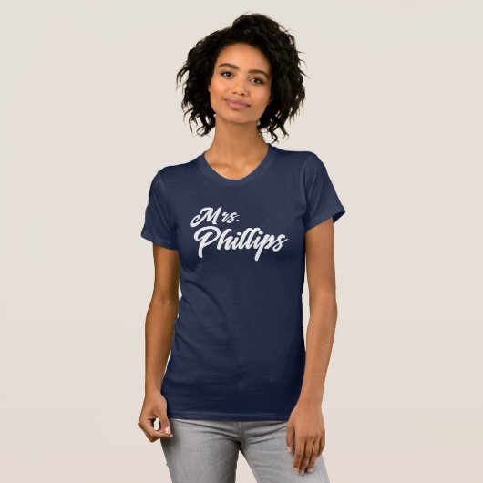 Frau Bride Retro Script Individuelle Name T-Shirt (Vorne ganz)