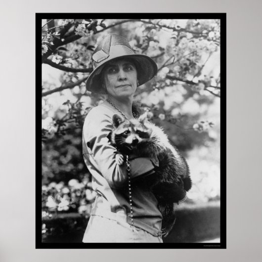 Frau Calvin Coolidge mit ihrem Raccoon 1923 Poster (Vorne)